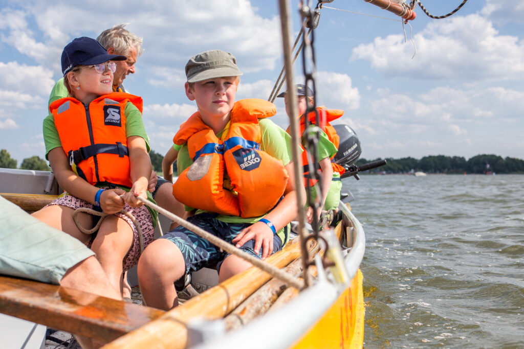 Zeilende kinderen op Nawaka