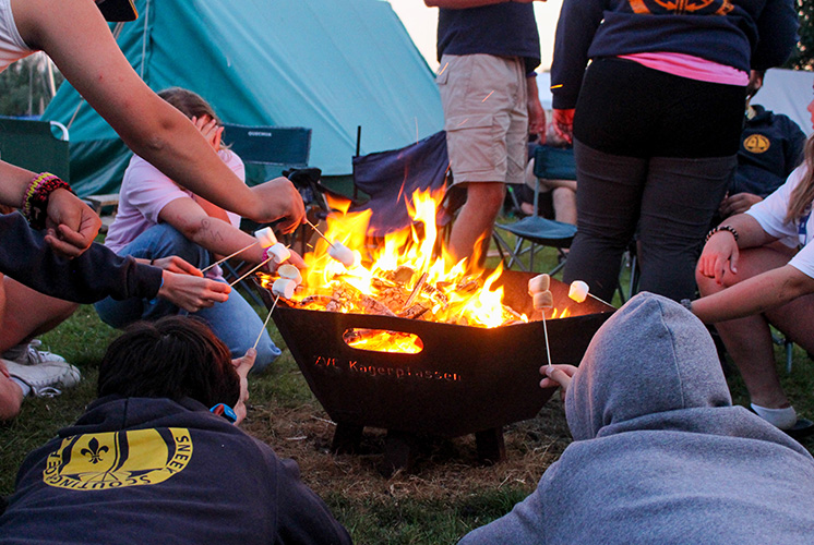 Kinderen roosteren marshmallow op vuur